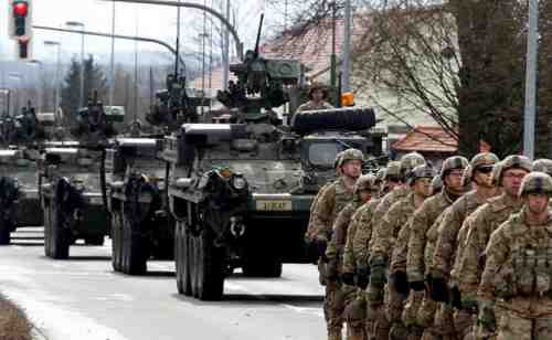 Обама спешно перебрасывает танки к границам России 