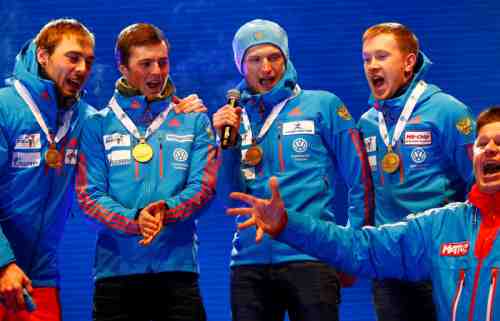 Мужской сборной РФ по биатлону пришлось самостоятельно спеть гимн на церемонии награждения 