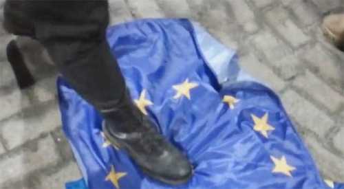 В Киеве срывают и растаптывают флаги ЕС 