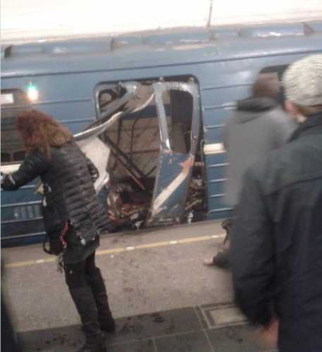 Взрывы произошли на двух станциях метро Петербурга