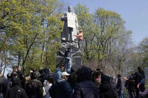 Радикалы в Киеве осквернили памятник генералу Ватутину 