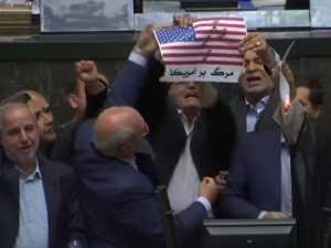 Огонь войны? В парламенте Ирана сожгли флаг США и копию "ядерного" соглашения 