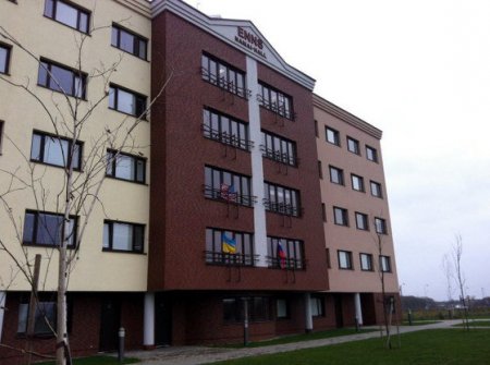 Российский флаг на общежитии вызвал панику в Литве
