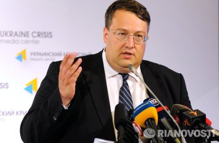 Геращенко резко осудил режиссера Стоуна за интервью с Януковичем