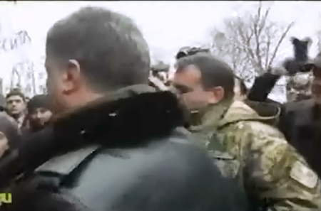 Жители Львова назвали Порошенко предателем и отказались пожимать руку