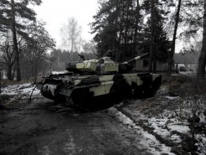 Бойцам ВСУ пришлось бросить новый танк посреди дороги