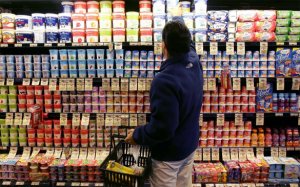 Еврокомиссия просит РФ возобновить торговлю на продукты, но санкции не отменит