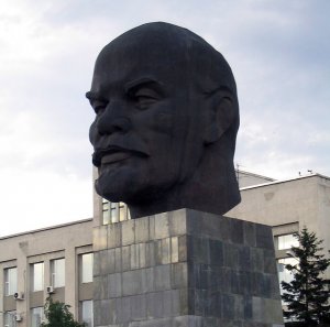 В Славянске Ленина отстояла молодежь