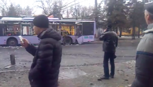 В Донецке снаряд попал в трамвайную остановку: 9 человек погибли, десятки ранены