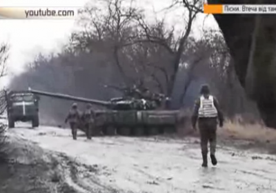 Опубликовано видео с украинскими силовиками, убегающими от собственного танка