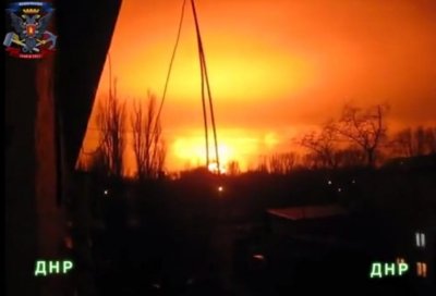 В соцсетях расходится видео мощного взрыва в Донецке