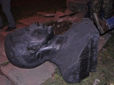 В Кривом Роге за ночь свергли сразу три памятника советским деятелям