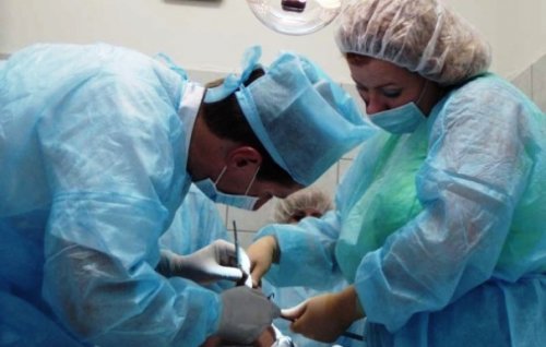 Украинского врача-онколога уволили прямо во время операции