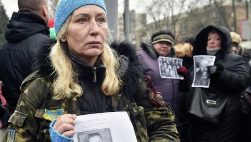 СМИ: Родственники оказавшихся под Дебальцево силовиков перекрыли трассу на Киев