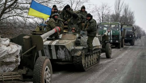 Киев заявил, что пока не будет полностью отводить тяжелое вооружение