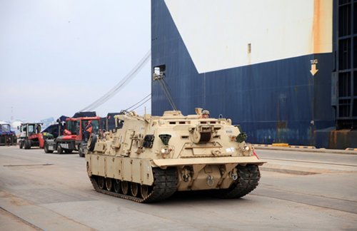 В Латвию доставили 120 танков и бронетехнику из США
