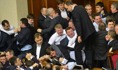 Новые украинские депутаты не смогли принять ни одного закона, способного остановить хаос