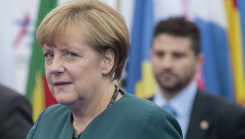Меркель не комментирует призыв Порошенко отменить ЧМ по футболу в РФ