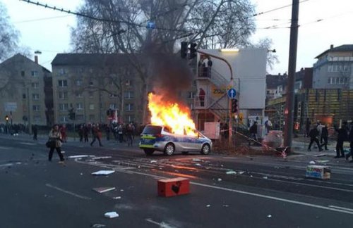 Акция протеста во Франкфурте переросла в столкновения с полицией