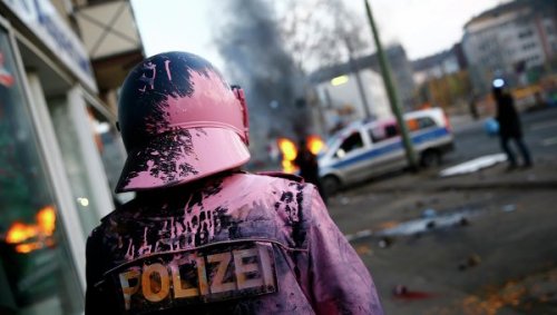Более 70 полицейских ранены в ходе акции протеста во Франкфурте