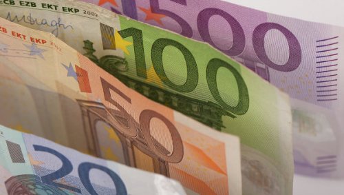 Доллар дорожает к евро, отыгрывая сообщения от ФРС США