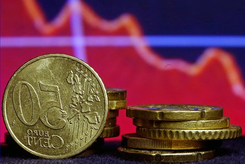 Евро упал ниже 64 рублей впервые с декабря