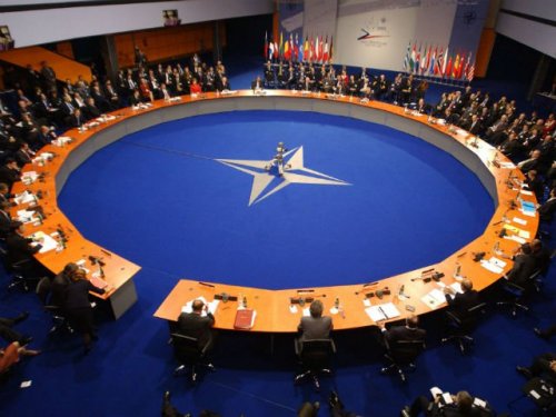 НАТО: Отправка оружия или бездействие могут дестабилизировать ситуацию на Украине