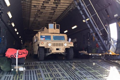 Советник Порошенко обнародовал фото прибывших на Украину американских Humvee
