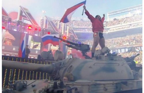 Американец с русским флагом въехал в город США на танке