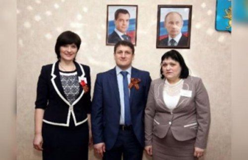 Харьковским учителям грозит увольнение за фото под портретом Путина