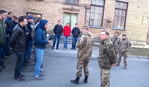 На Украине в поисках уклонистов от армии проводят обыски студенческих общежитий