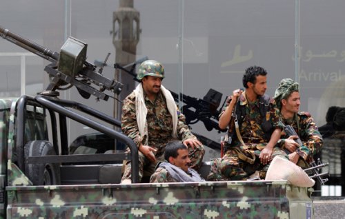 Сбежавший глава МИД Йемена обвинил РФ в поставках оружия хуситам на самолетах, спасавших беженцев