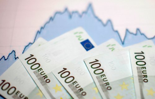 Евро упал ниже 61 рубля впервые с ноября прошлого года