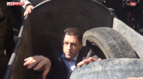 В Прикарпатье «Правый сектор» бросил чиновника в урну и облил зеленкой