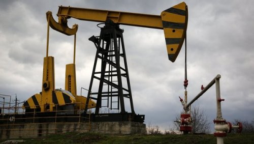 Мировые цены на нефть растут на прогнозах по сокращению добычи в США