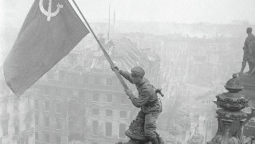 Копию Знамени Победы установили на самой восточной точке России