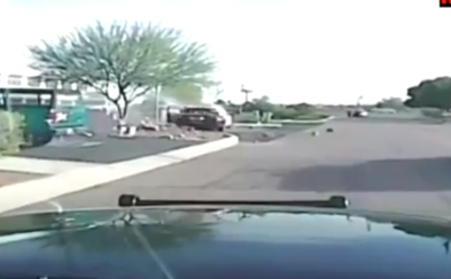 Полицейский США намеренно на скорости сбивает подозреваемого 
