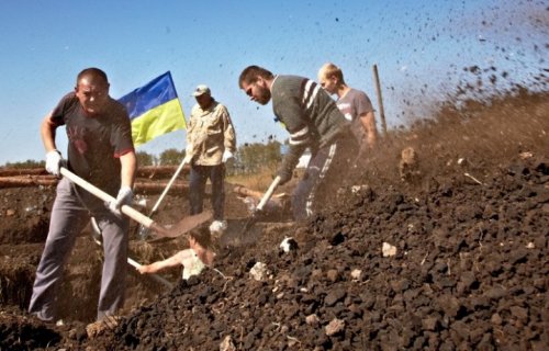 У дороги в Россию под Харьковом начали строить оборонительные укрепления