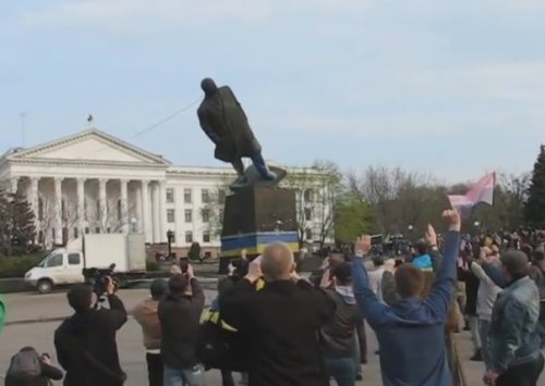 На днях в Краматорске свалили памятник Ленину