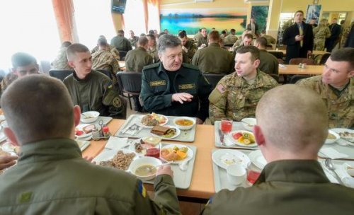 Пользователи соцсетей высмеяли обед Порошенко с американскими военными