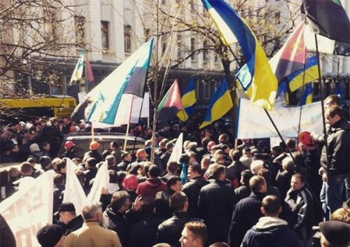 В Киеве протестующие шахтёры прорвались к Администрации президента