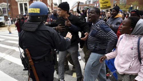 В американском Балтиморе начались столкновения протестующих с полицией