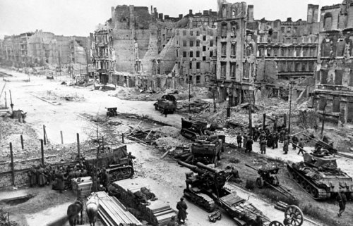 29 апреля 1945 года. Советские войска штурмовали ратушу и резиденцию Гиммлера