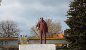 Националисты закрыли рот Ленину украинским флагом