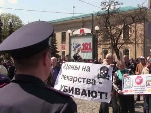 Харьковские пенсионеры с плакатами потребовали отставки Яценюка
