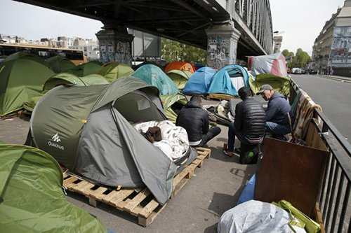 В центре Парижа мигранты разбили палаточный лагерь