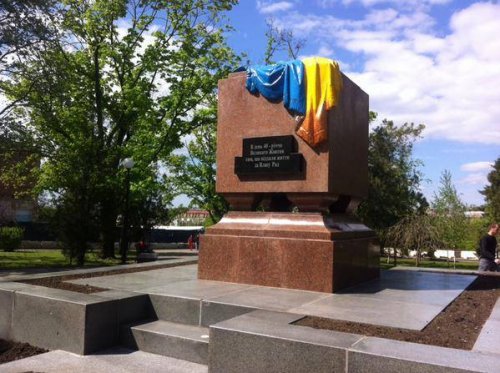 Харьковская милиция не позволила коммунальщикам стереть желто-синюю краску с «Вечного огня» 