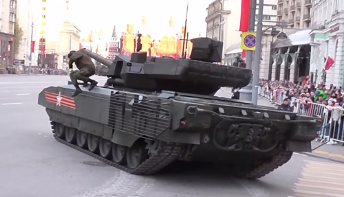 Танк Т-14 «Армата» припарковался на Тверской улице в Москве