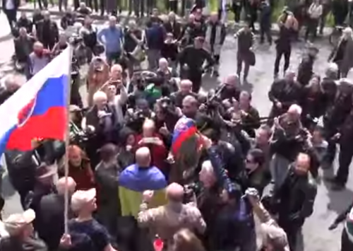 Словаки встретили украинский флаг словами"Нет фашизму в Словакии!"