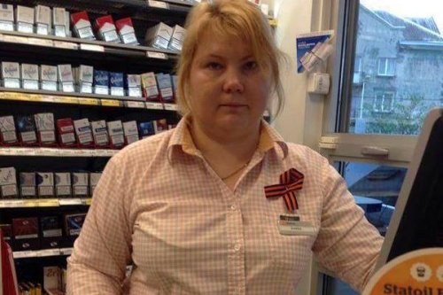 Эстонская работница АЗС возмутила клиентов георгиевской лентой